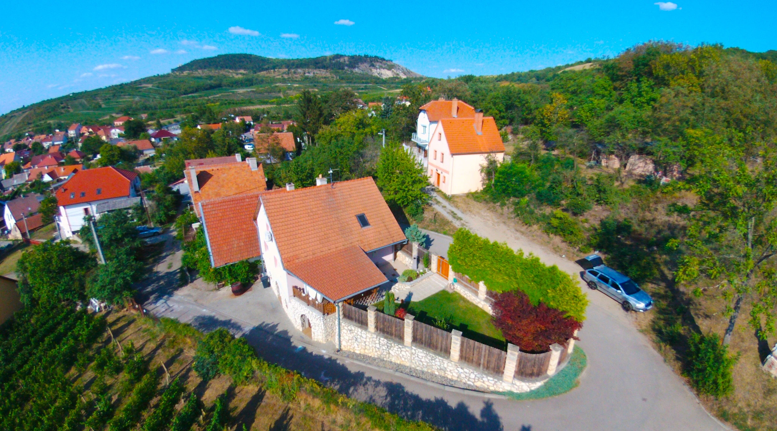 Penzion Valadia pod Pálavou, pohled na dům a kostel v Perné